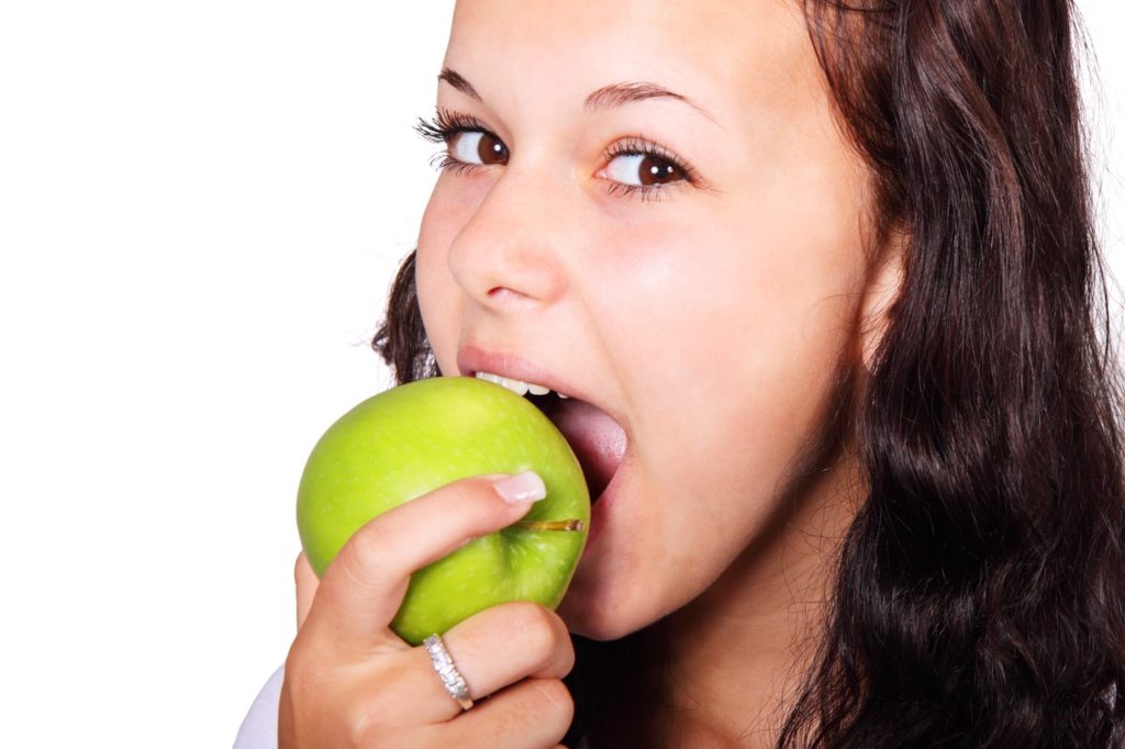 食べる　りんご女性